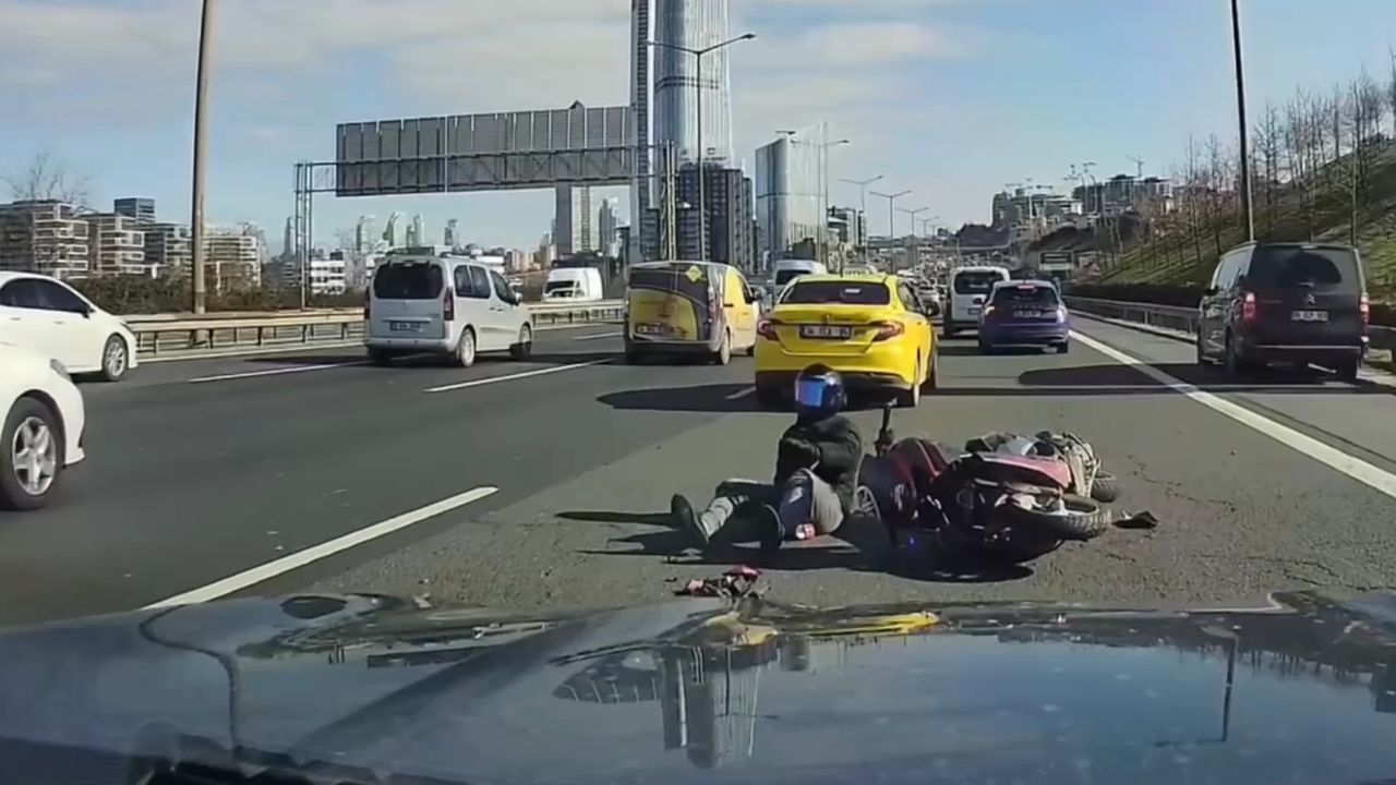 Otomobilin aynasını yumruklayan motosikletli kaza yaptı