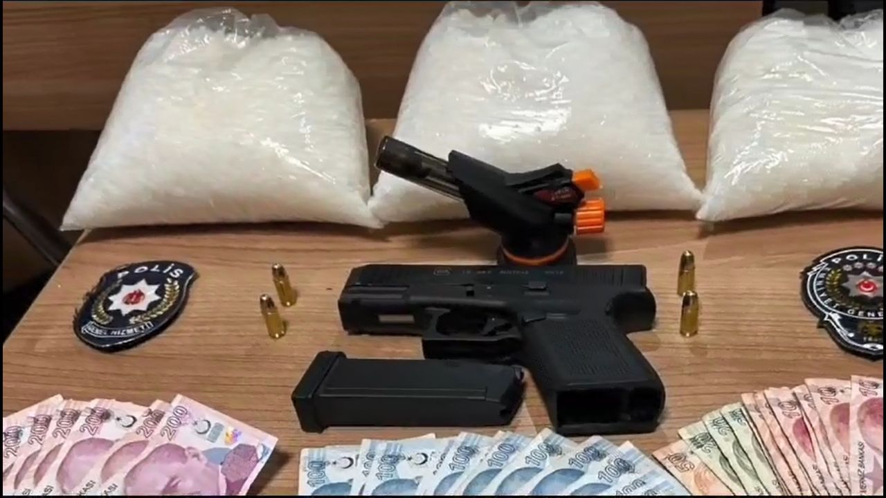 Polisten kaçan kadının çantasından 2 kilo 985 gram uyuşturucu çıktı