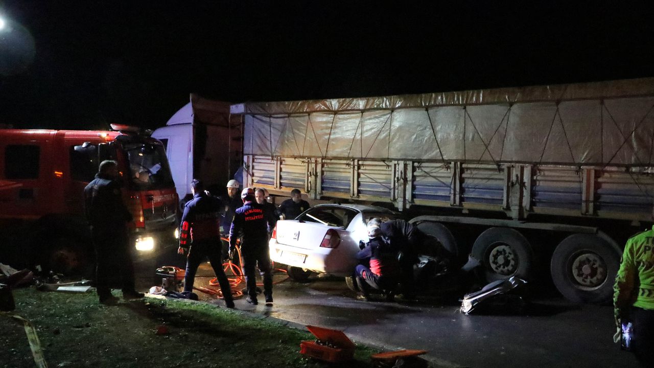 Şanlıurfa'da, otomobil TIR’ın altına girdi: 3 ölü, 2 yaralı