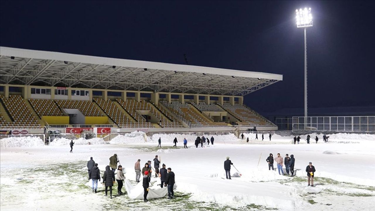 Muş'ta karla kaplı stadı taraftarlar ve kurum personeli temizledi
