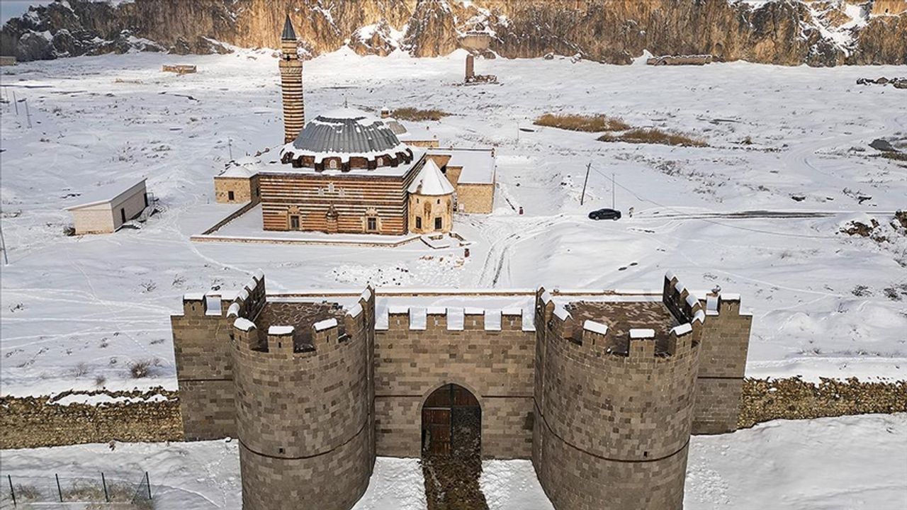 Van'da tarihi yapılar karla kaplandı