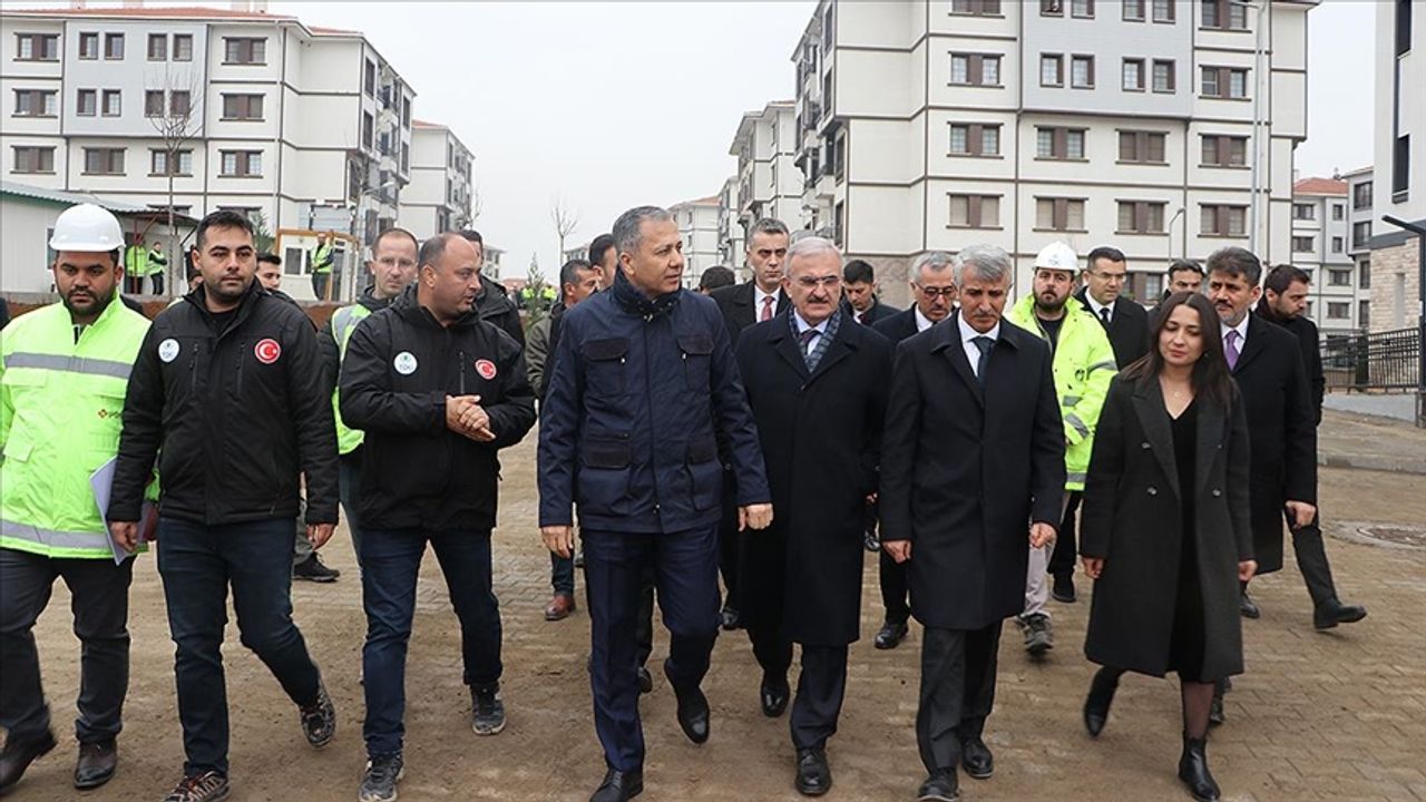 Bakan Yerlikaya, Kahramanmaraş'ta deprem konutlarını inceledi