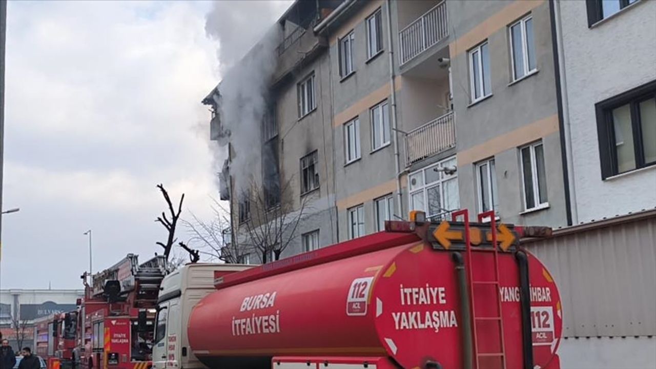 Bursa'da 4 katlı binada yangın: 8 kişi hastaneye kaldırıldı