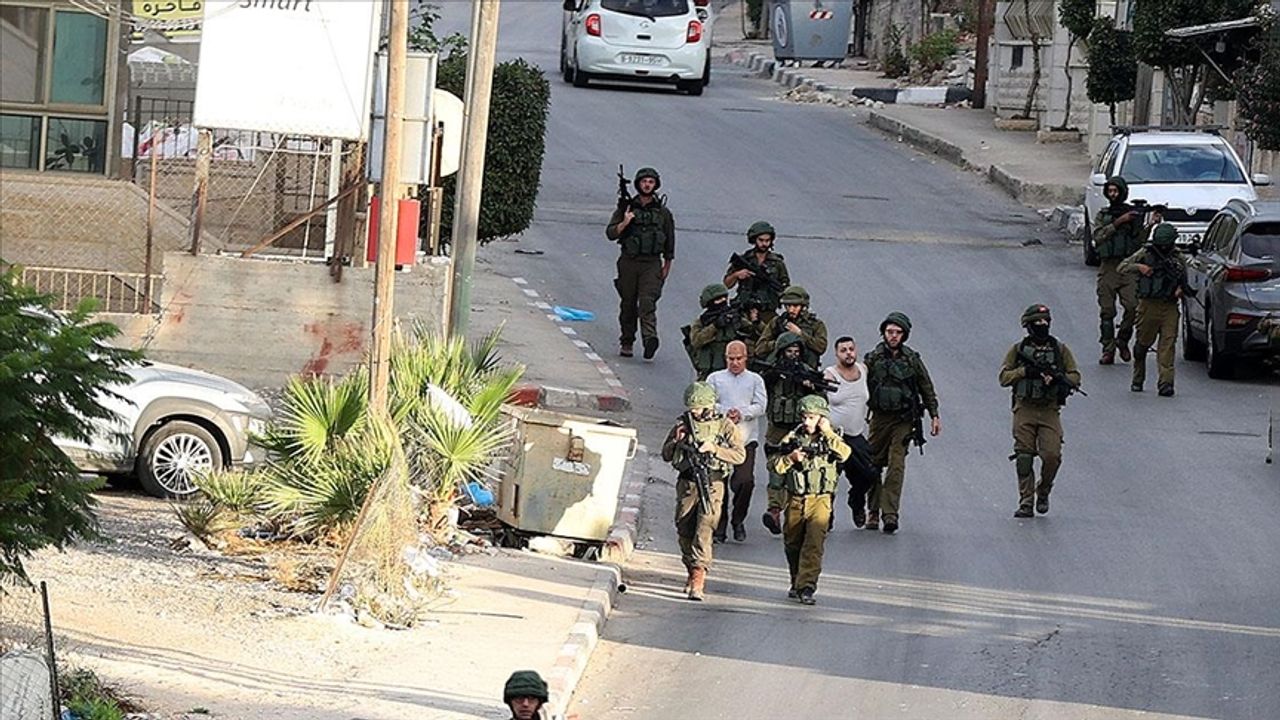 İsrail güçleri son 100 günde Batı Şeria'da 5 bin 875 Filistinliyi gözaltına aldı