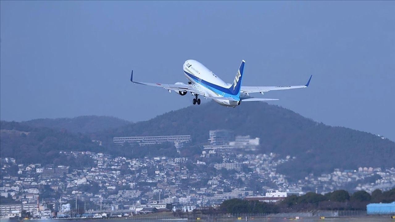Japonya'da kokpit camında çatlak saptanan uçak geri döndü