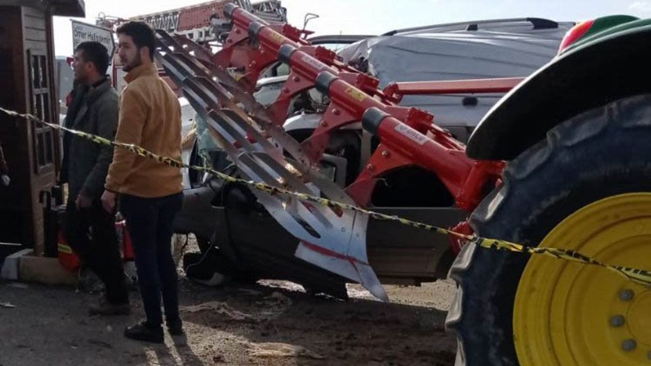 Traktöre çarpan hafif ticari aracın sürücüsü polis memuru öldü