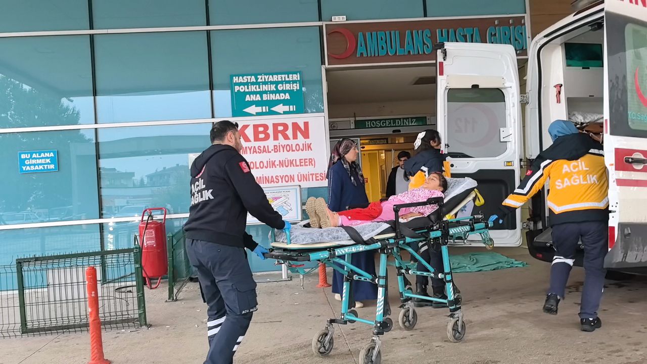 250 kiloluk demir kapının üzerine devrildiği Asmin ağır yaralandı