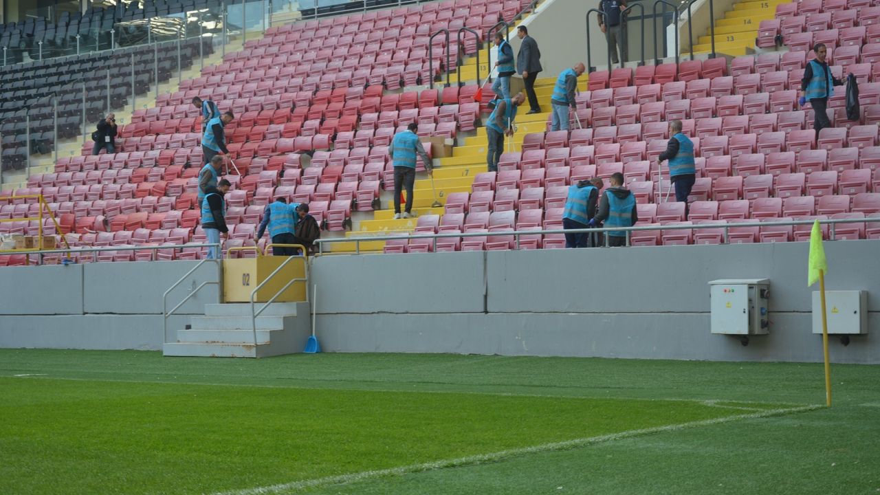 Ankara'da denetimli serbestlik hükümlüleri süper lig maçı öncesi stadyum temizliğine katıldı