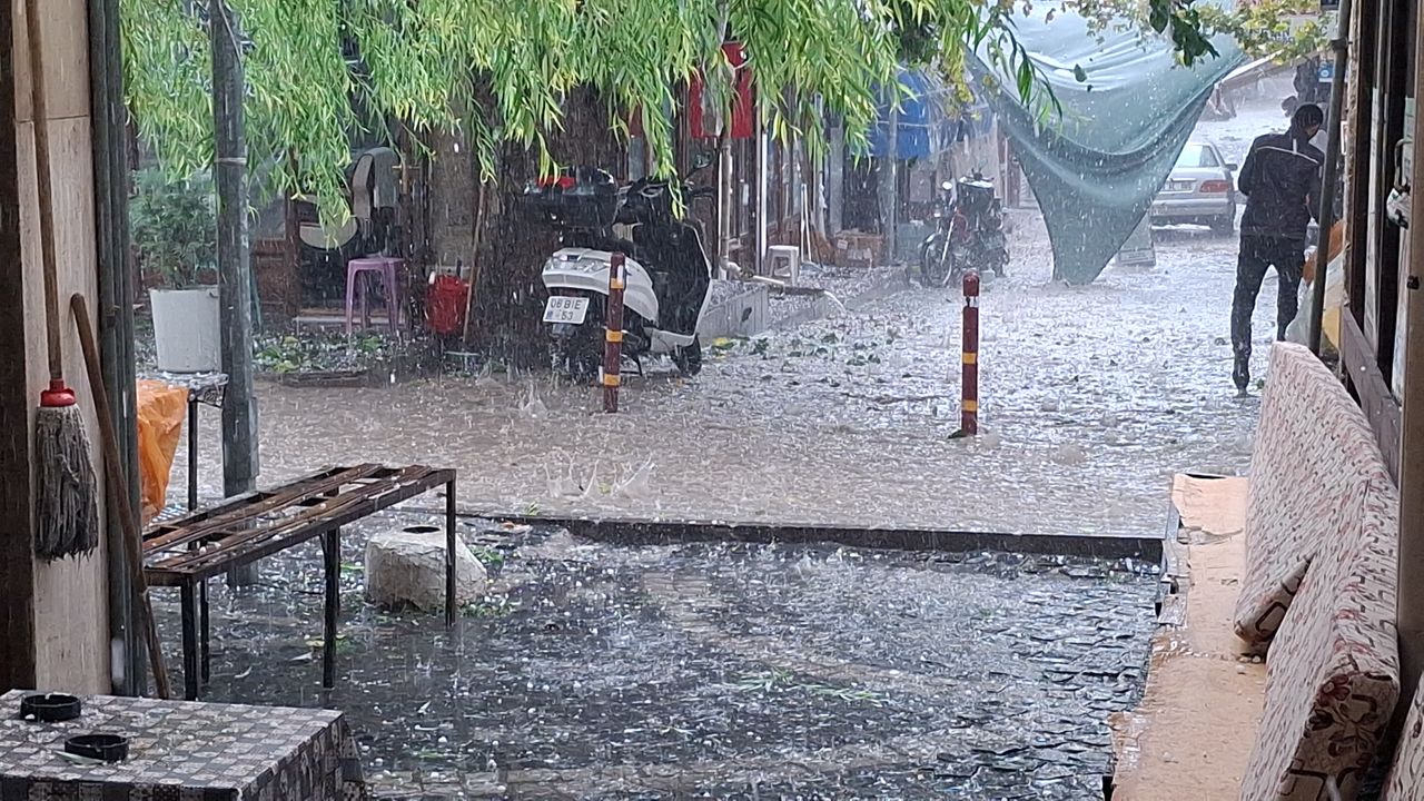 Beypazarı ilçesinde sağanak ve dolu etkili oldu