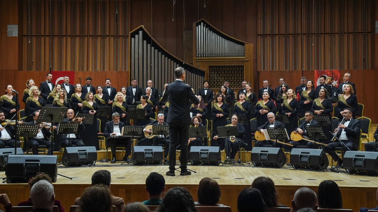 Ankara Devlet Klasik Türk Müziği Korosu "Cumhuriyet Coşkusu" konseri verdi