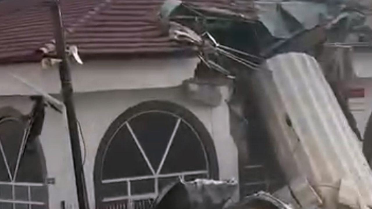 Ayaş'ta dolu yağdı; minare devrildi