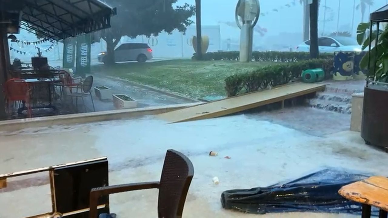 Antalya'da sağanak ve dolu hayatı felç etti