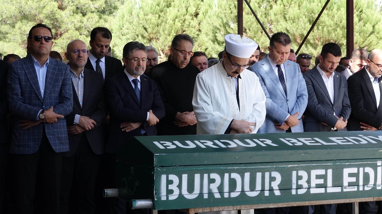 Bakan Yumaklı cenazeye katıldı