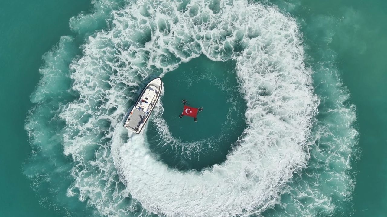 Denizde Türk bayrağı açarak Cumhuriyet Bayramı'nı kutladılar