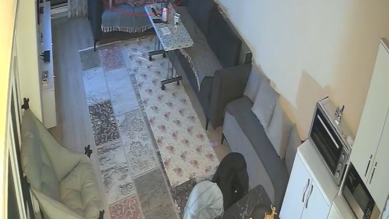 Depreme uyurken yakalanan kişinin yaşadığı panik kamerada