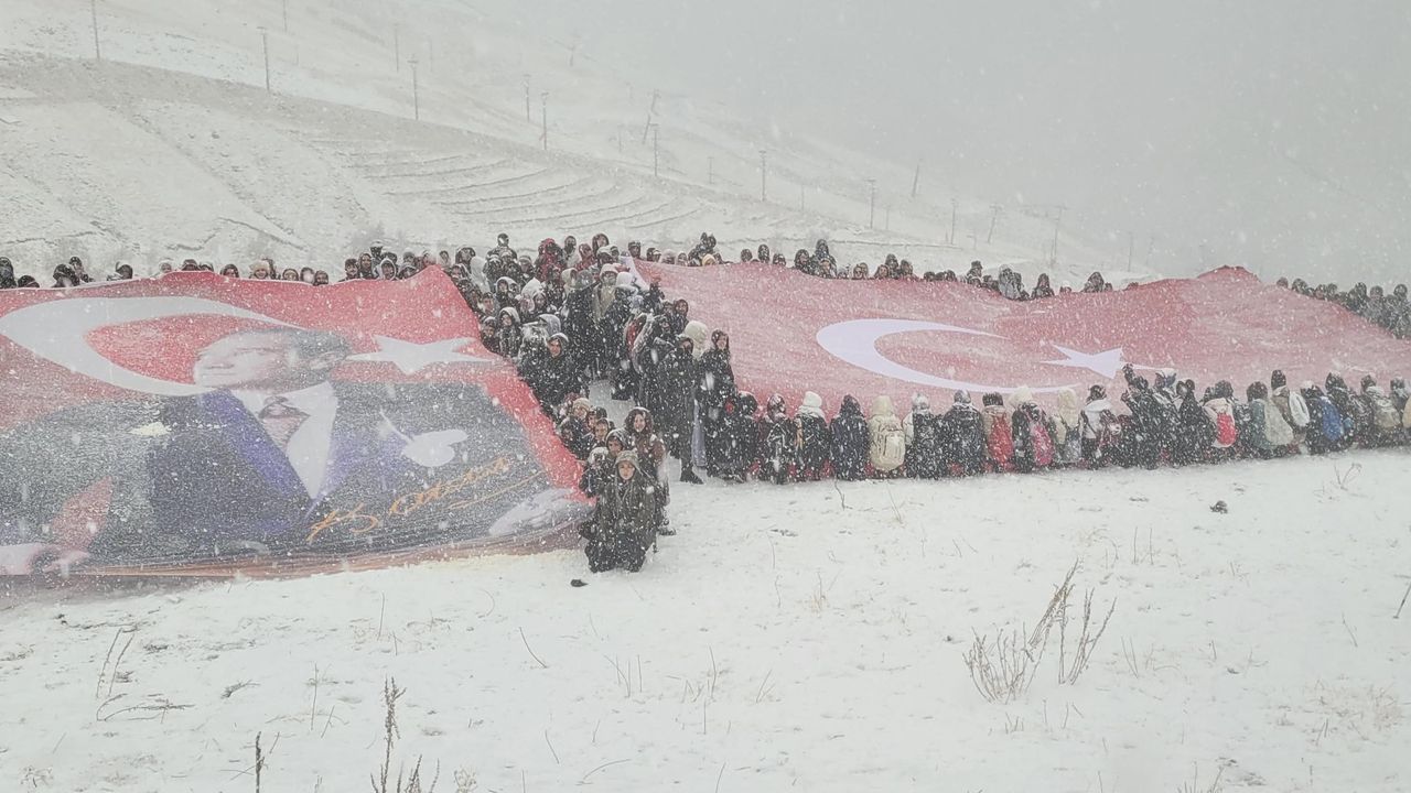Dağcılar, Cumhuriyet tırmanışında tipiye yakalandı