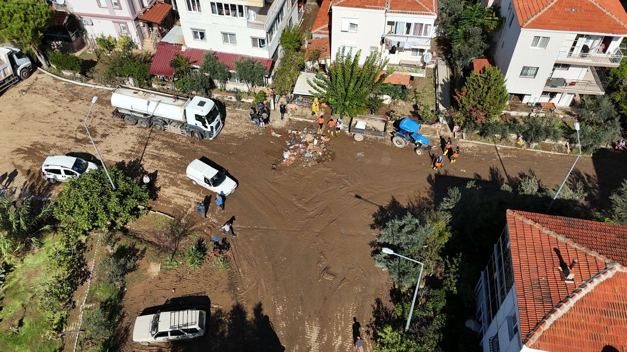 Foça'da sağanağın ardından temizlik çalışmaları sürüyor