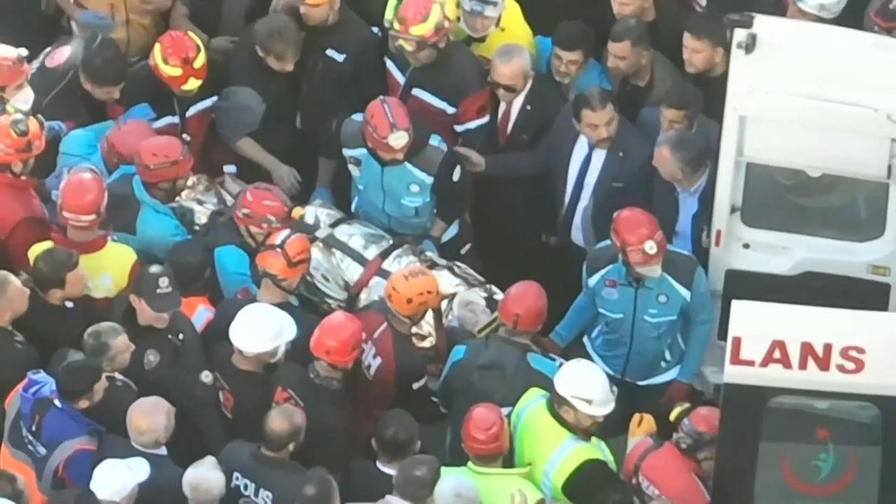 Gebze'de enkaz altında kalan Dilara Bilir sağ olarak çıkarıldı