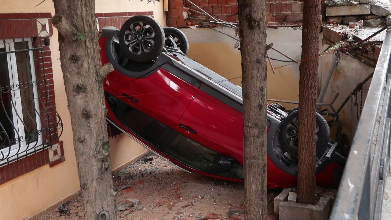 Ataşehir'de otomobil apartmanın bahçesine uçtu