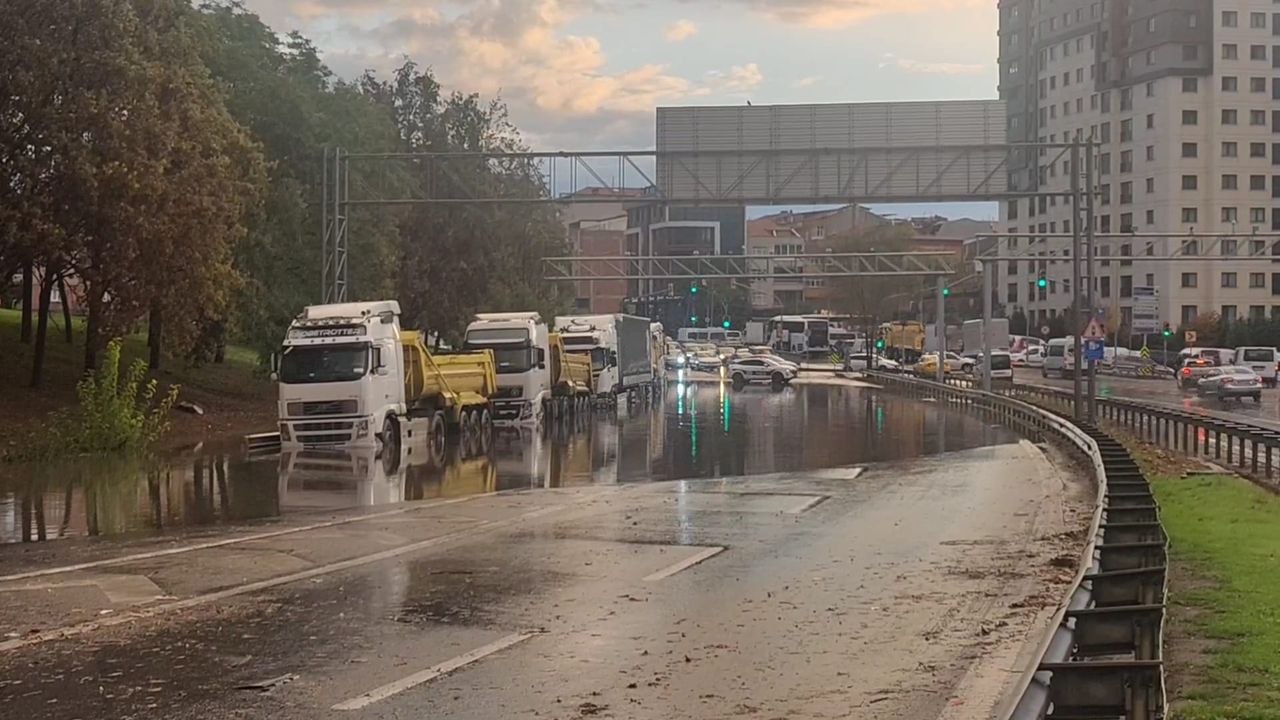 Bayrampaşa'da yollar göle döndü, araçlar su içinde kaldı