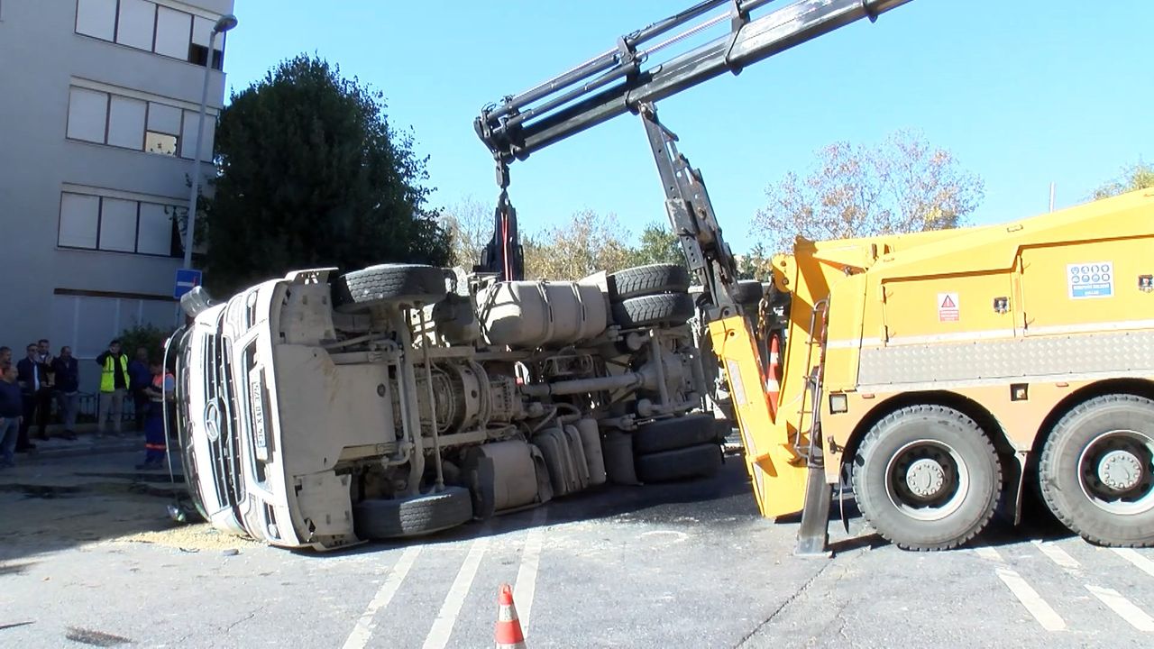 Beşiktaş'ta yükünü boşaltan hafriyat kamyonu devrildi