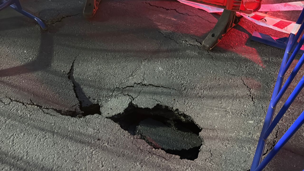 Kağıthane’de yol çöktü