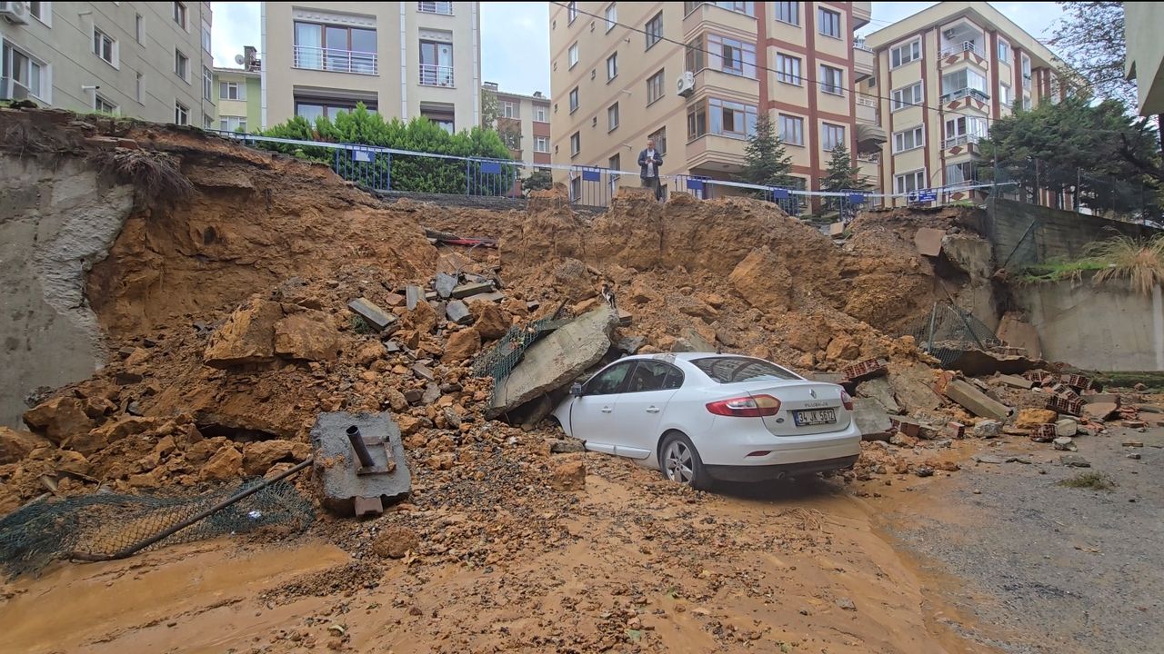 Maltepe'de istinat duvarının park halindeki 3 aracın üzerine çöktü