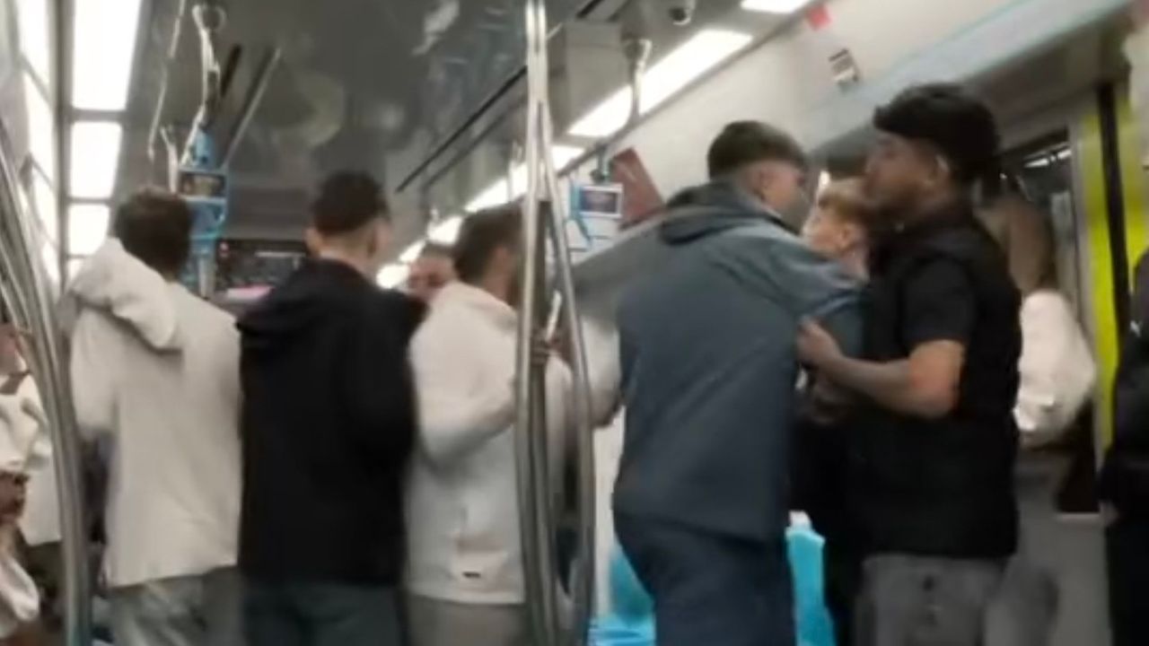 Marmaray'da iki grubun tekme ve yumruklu kavgası kamerada