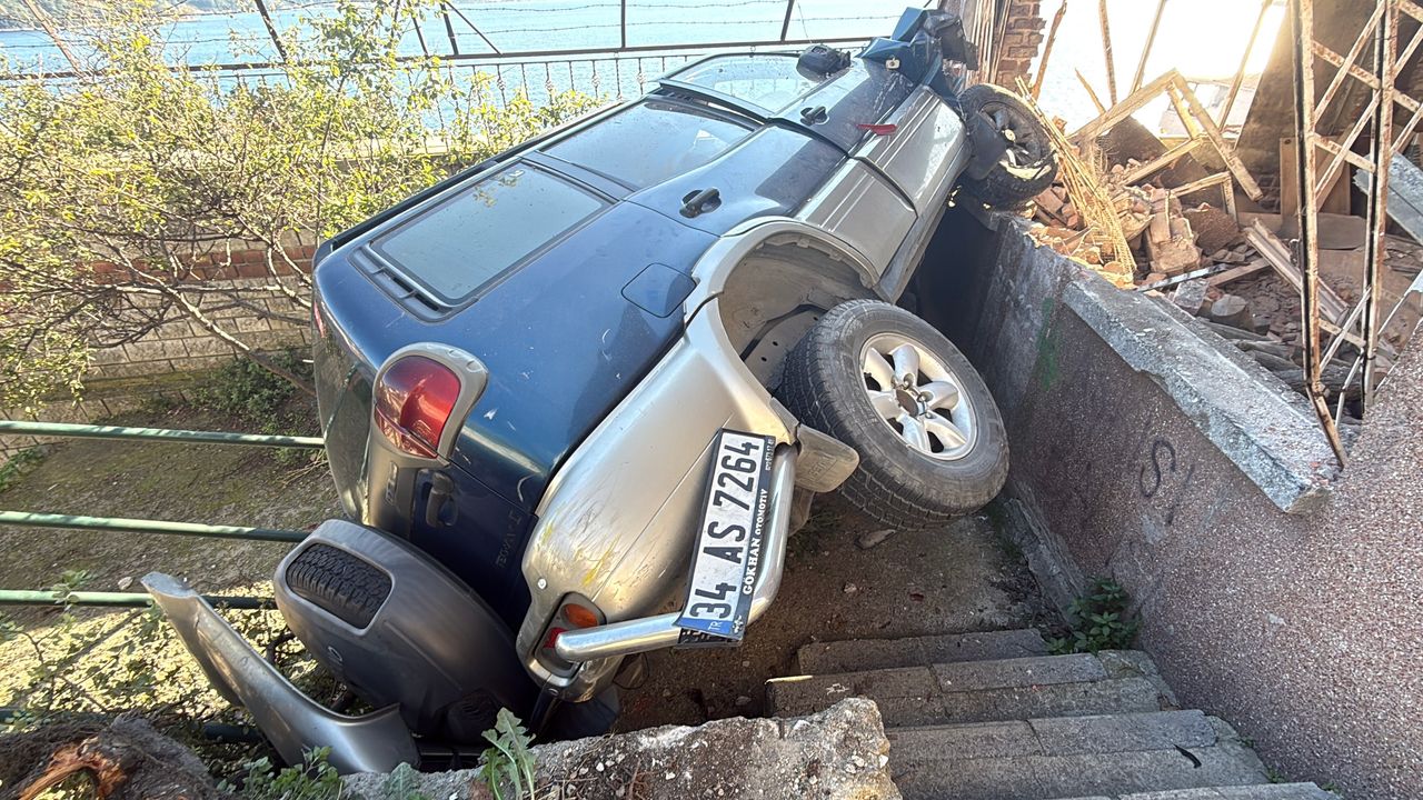 Yokuştan kayan otomobil binaya çarpıp korkuluklarda asılı kaldı