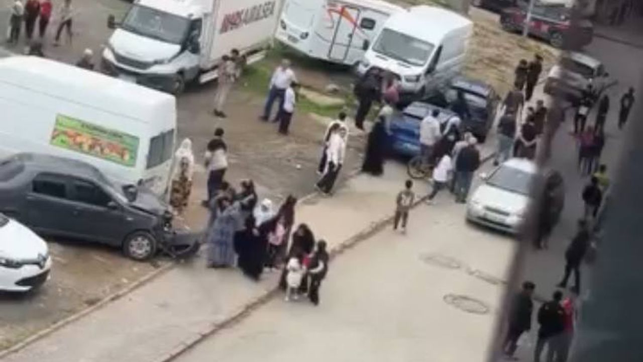 El frenini çekmeyi unuttuğu minibüs kayarak 6 araca çarptı