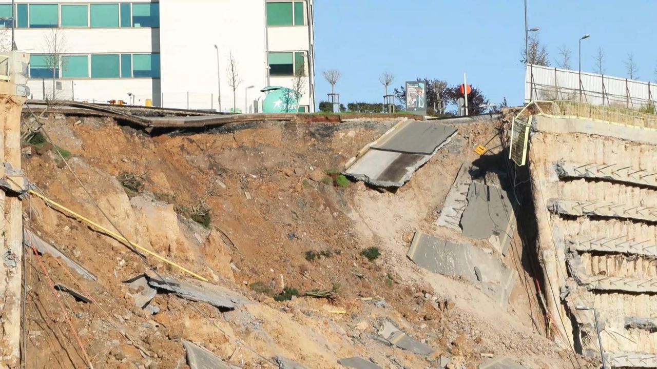 Ümraniye'de istinat duvarı inşaat sırasında yıkıldı; yol çöktü