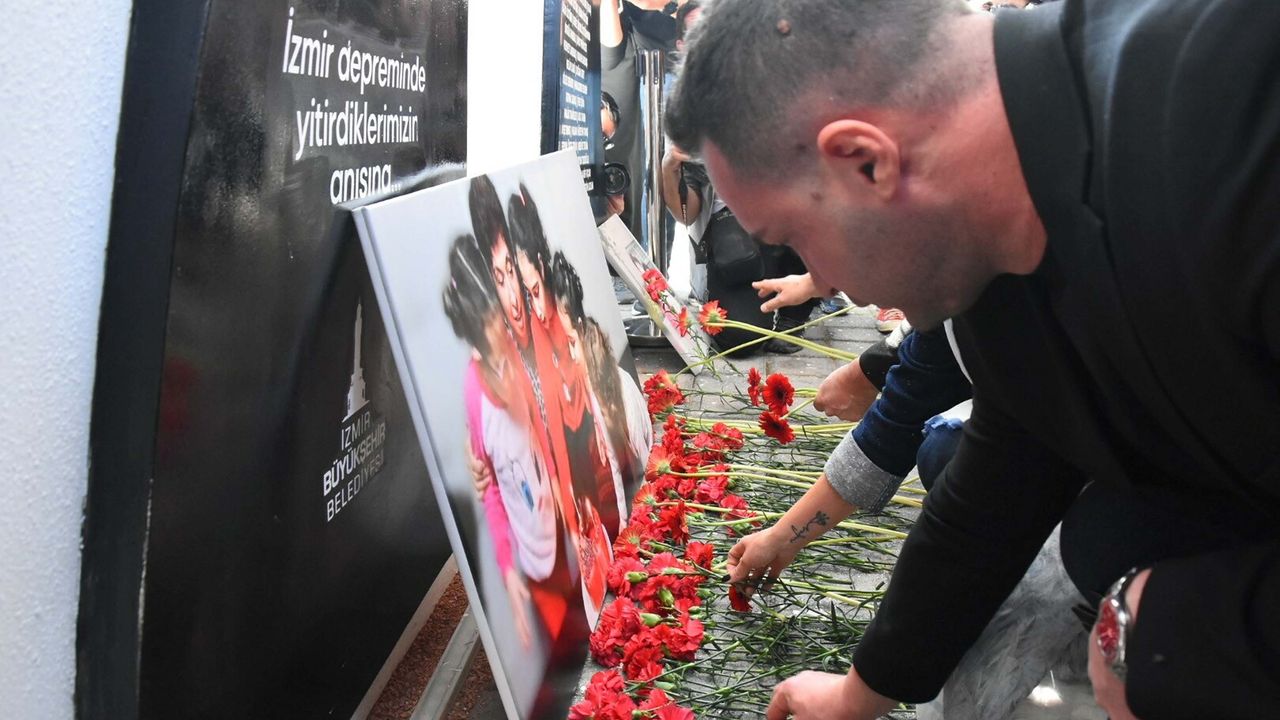 İzmir’de depremde hayatını kaybedenler anıldı