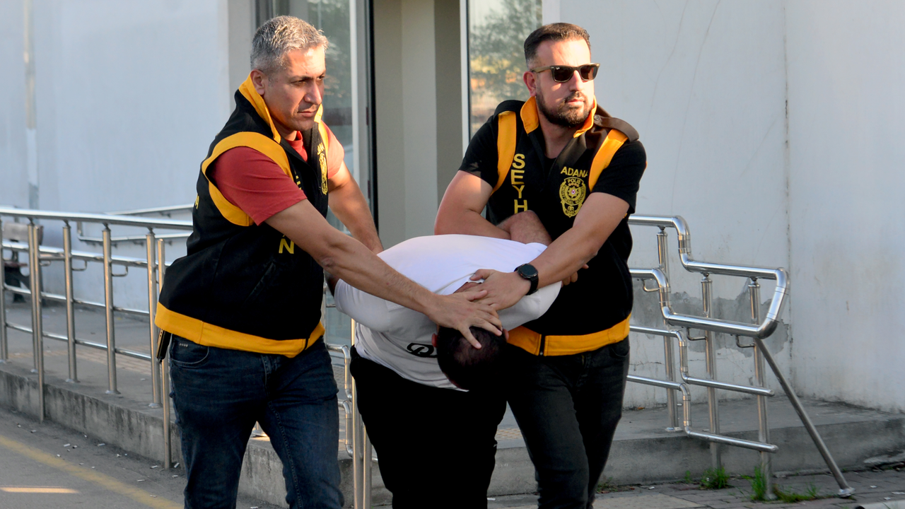 Kovaladığı çocuğu ayak bileğinden tutup yere fırlattı