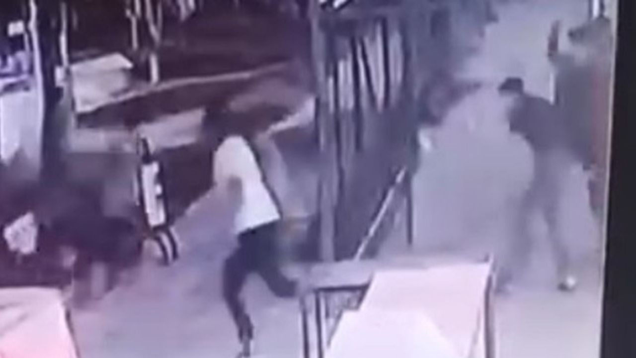 Parkta tartıştıkları 3 lise öğrencisini dövüp, bıçakladılar; olay kamerada