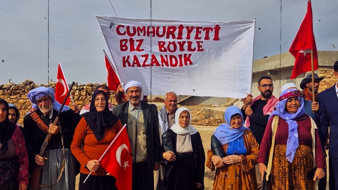 Şanlıurfa'da yöresel kıyafetli Cumhuriyet Bayramı kutlaması