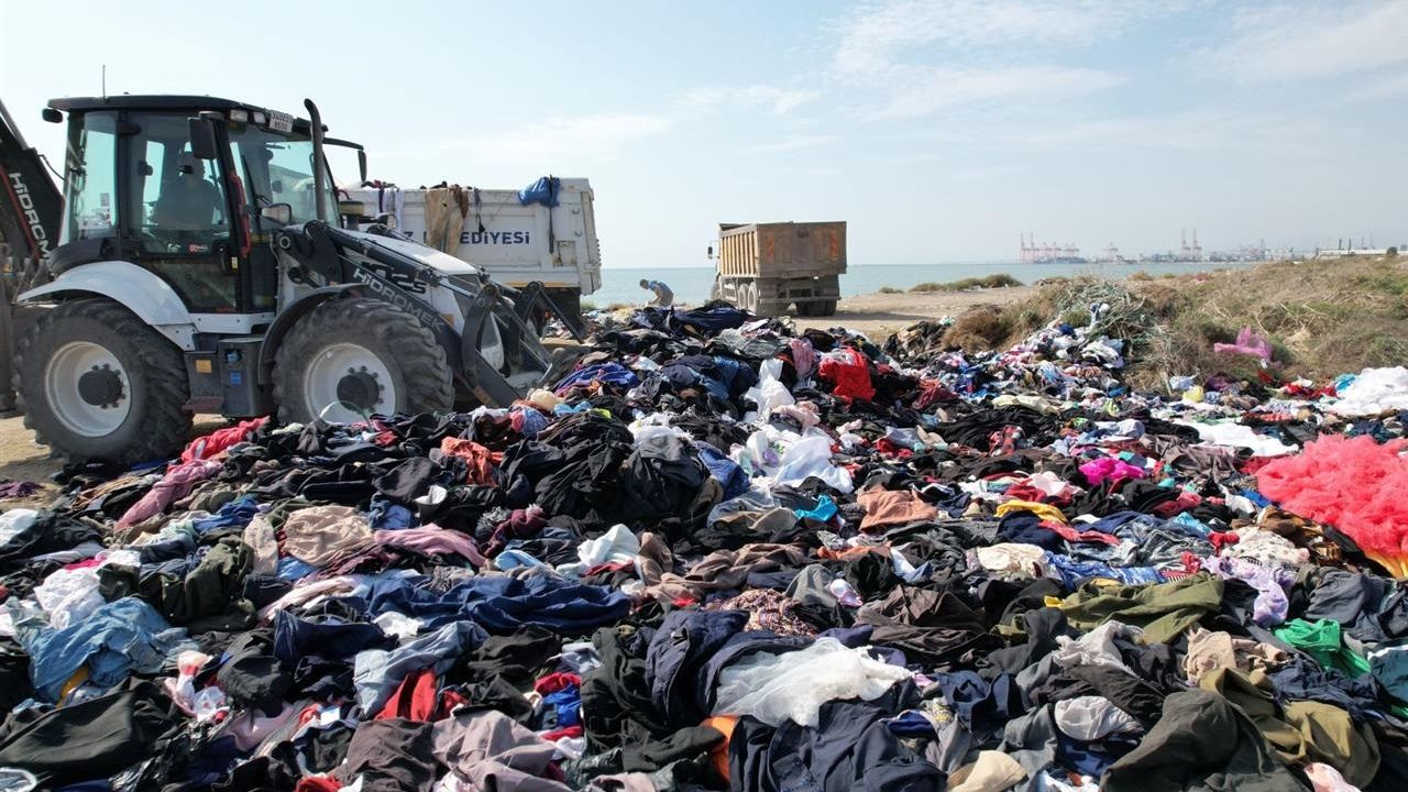 Tonlarca tekstil atığını sahile döken kamyon şoförü ile firma hakkında inceleme