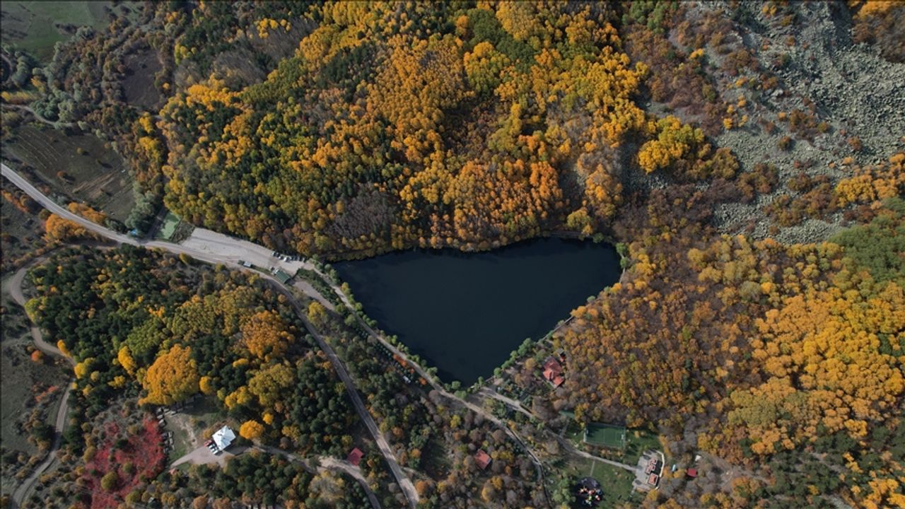 Karagöl Tabiat Parkı sonbahar renklerine büründü