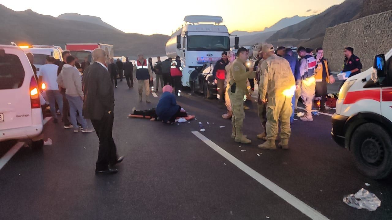 Van'da yakıt tankeri ile otomobil çarpıştı: 2 ölü, 4 yaralı