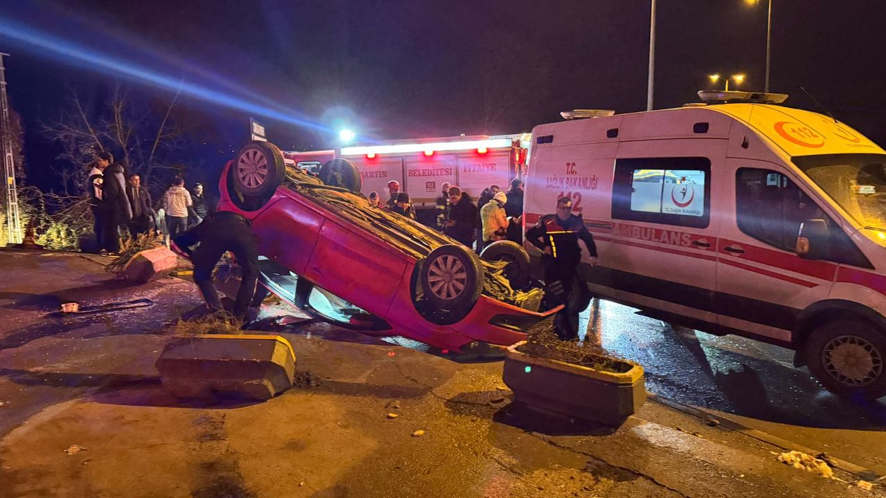 Polisten kaçan otomobilin sürücüsü, refüje çarptı; 3 yaralı