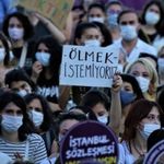 Boşanma aşamasındaki eşini darbeden polis memuruna hapis ve tahliye