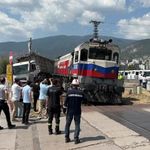 Karabük'te hemzemin geçitte lokomotifle tır çarpıştı