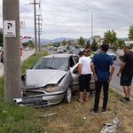 Beton direğe çarpan otomobilin sürücüsü yaralandı