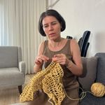 Görme engeline rağmen rengarenk çantalar örüyor