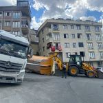 Kağıthane’de hafriyat kamyonunun damperi park halindeki aracın üzerine devrildi