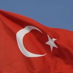 Türk bayrağına tüfekle zarar verildi