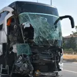 Afyonkarahisar'da yolcu otobüsü kamyonete çarptı, 1 kişi öldü, 15 kişi yaralandı