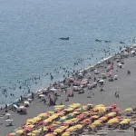 Antalya'da yüksek nem ve sıcaktan bunalanlar sahilleri doldurdu