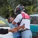 Yol verme tartışmasında motokurye, otomobil sürücüsünü defalarca yumrukladı
