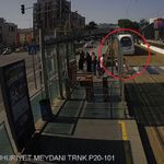 Raylara atlayan küçük kızı tişörtünden çekerek kurtardı