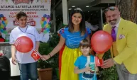 İzmir'de bir dönerci, 23 Nisan'da çocukları ikramlarıyla sevindirdi